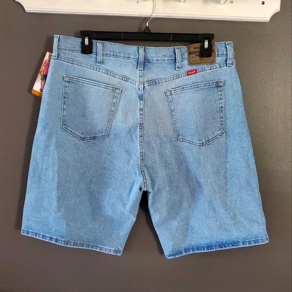 NWT WRANGLER relaxed fit 38 x 10 - Picture 2 of 4